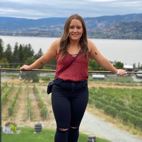 Profile Picture of Damara Collister (@damaracollister) on Poshmark