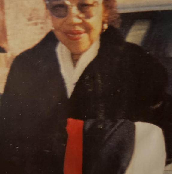 Profile Picture of Zola Farrior (@zolafarrior) on Poshmark