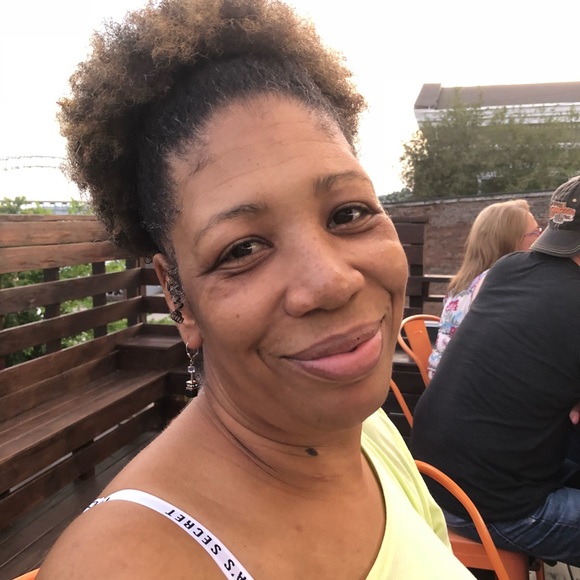 Profile Picture of Carole Eichert (@sweetiep56) on Poshmark