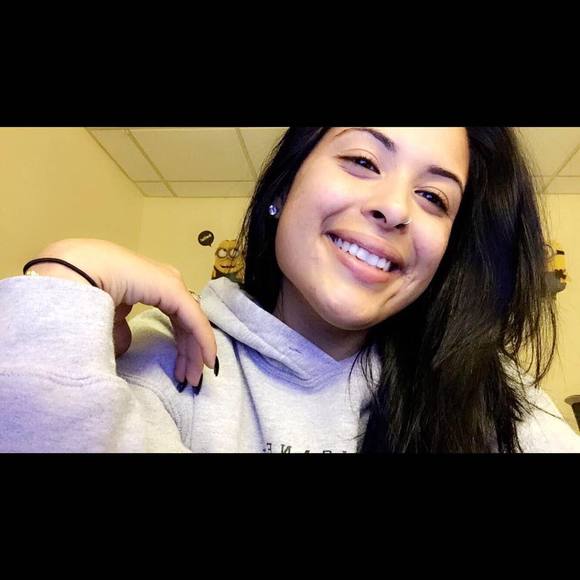 Profile Picture of Vianca Gonzalez (@viancaxx3) on Poshmark