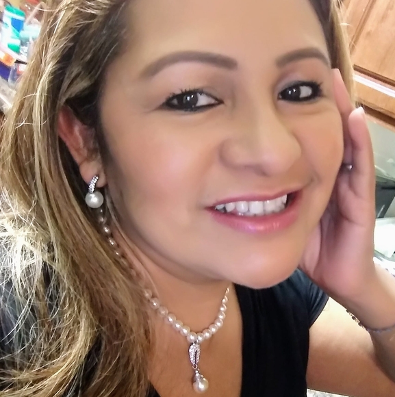 Profile Picture of Lily Campos (@liliancampos) on Poshmark