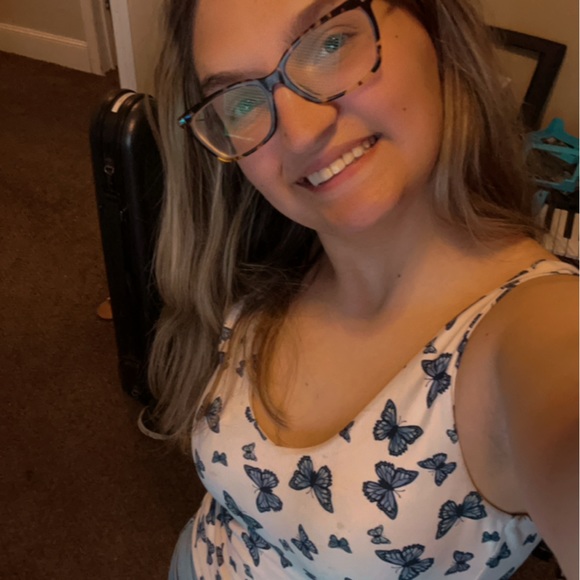 Profile Picture of Hannah Hessong (@hannah_hessong0) on Poshmark