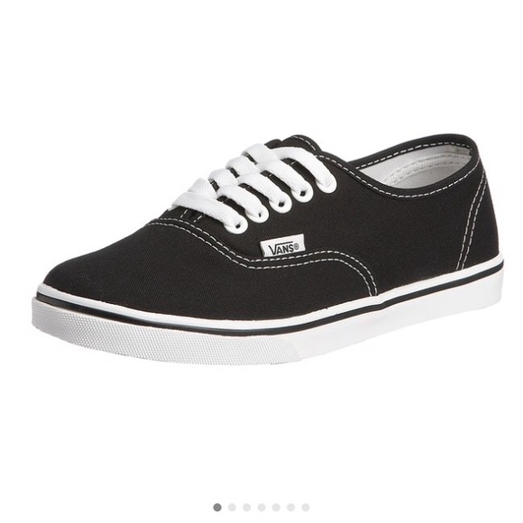 Profile Picture of Yanni Privott (@yann_1) on Poshmark