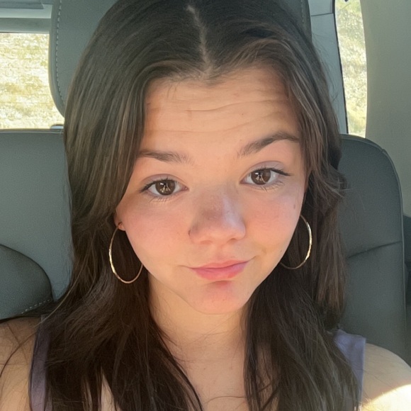 Profile Picture of Kellsie Engelstad (@kellsie_e) on Poshmark