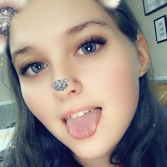 Profile Picture of Katelyn Rader (@katelyn_vrooman) on Poshmark