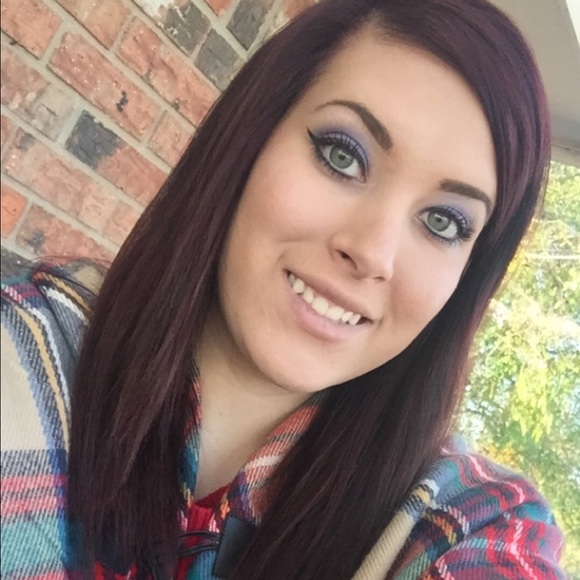 Profile Picture of Jade Earp (@ajearp) on Poshmark