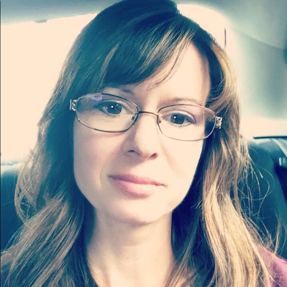 Profile Picture of Jennifer Glattfelder (@jglatt01) on Poshmark