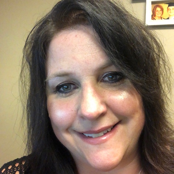 Profile Picture of Laura Schlau (@eskimogrl70) on Poshmark