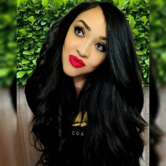 Profile Picture of Danielle Carter (@yelldanty) on Poshmark