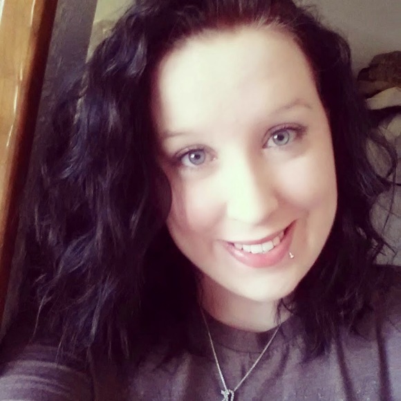 Profile Picture of Caitlin Calger (@caitylou08) on Poshmark