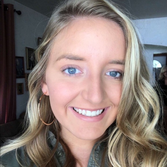 Taylor Hazlett - Poshmark Profile Picture of Taylor Hazlett (@thazlett11) on Poshmark