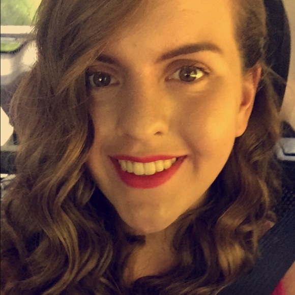 Profile Picture of Holli Roberts (@holli_mr15) on Poshmark