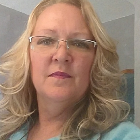 Profile Picture of Debbie Glossop (@debbieglossop) on Poshmark