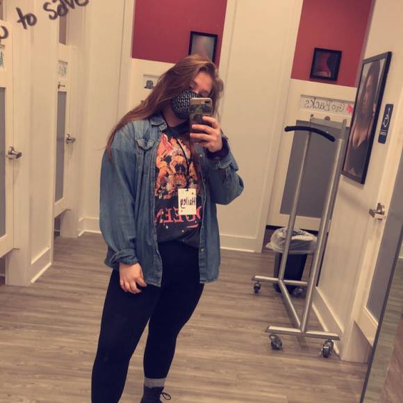 Profile Picture of Hailey Stebner (@stebnerhailey) on Poshmark