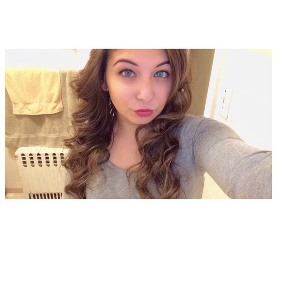 Profile Picture of Rebecca Paul (@beccasellsstuff) on Poshmark