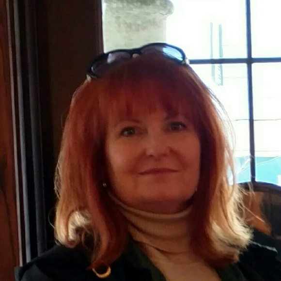 Profile Picture of Dee Crabtree (@deecrabtree1) on Poshmark