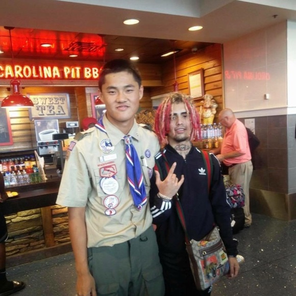 Profile Picture of Jonathan Rueda (@tonberry) on Poshmark