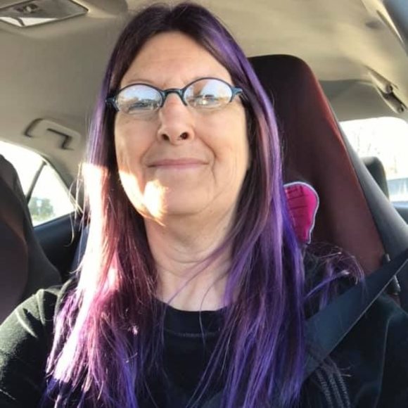 Profile Picture of Gloria Suire (@gloriasuire) on Poshmark