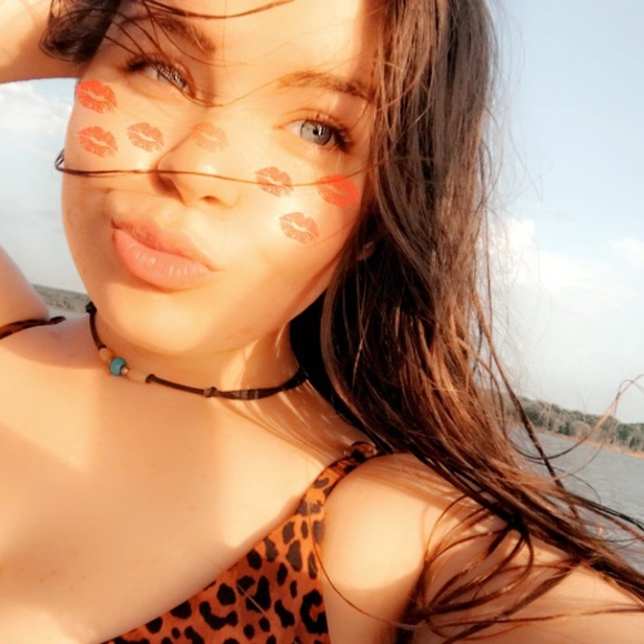 Profile Picture of Jillian Howell (@jillianh51302) on Poshmark