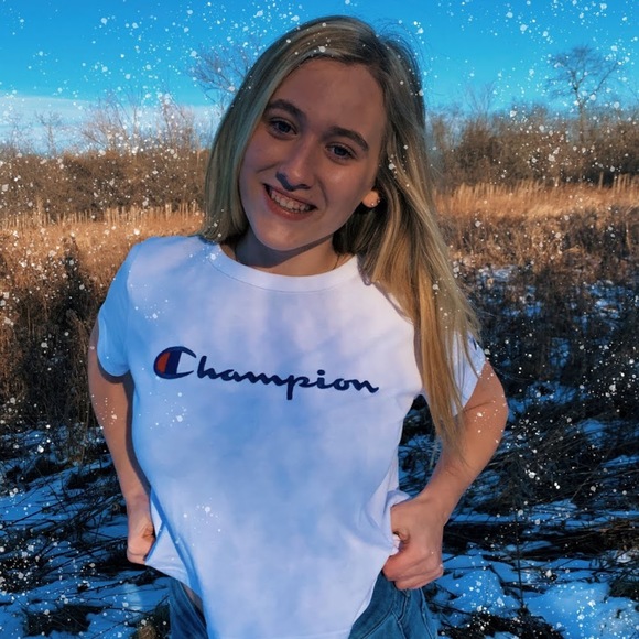 Profile Picture of Hanna Viviani (@hannaviv18) on Poshmark