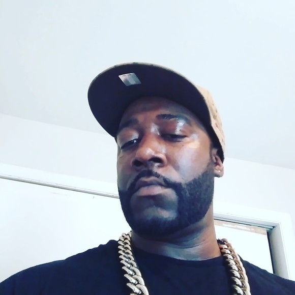 Profile Picture of Jonathan Sweatt (@jonathansweatt) on Poshmark