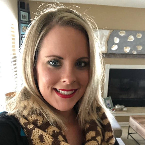 Profile Picture of Rochelle Reader (@rochellej88) on Poshmark