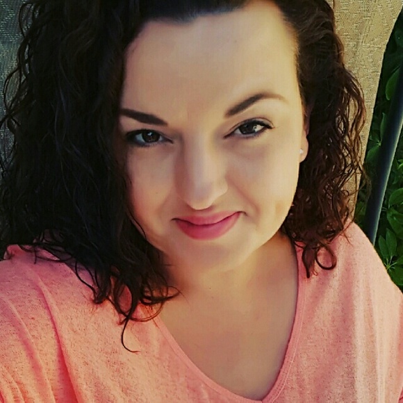 Profile Picture of Amie Dalerio (@amiedoodle) on Poshmark