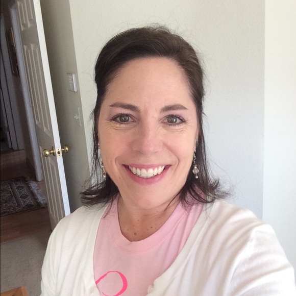 Profile Picture of Mrs Robertson (@shelaro) on Poshmark