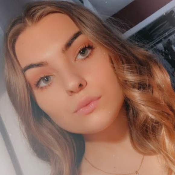 Profile Picture of Wiktoria Guzy (@xxwiktoriagxx) on Poshmark