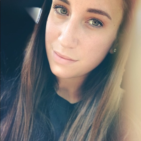 Profile Picture of Averie Decarli (@averieamber) on Poshmark