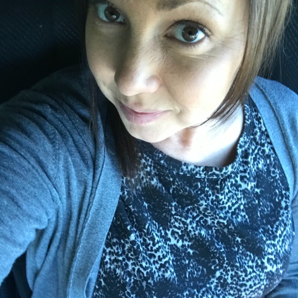 Profile Picture of Tiffany Hall (@tuffysue) on Poshmark