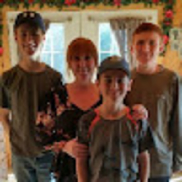 Profile Picture of Kim Bezanson (@k_bezanson) on Poshmark