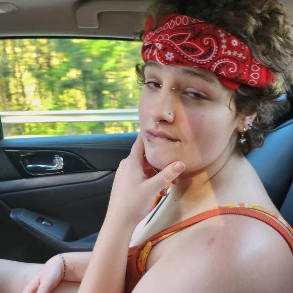 Profile Picture of Hayzee Chaney (@hayzeechaney) on Poshmark