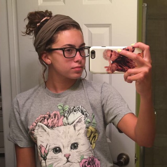 Lauren Delligatti - Poshmark Profile Picture of Lauren Delligatti (@lulu_dell) on Poshmark