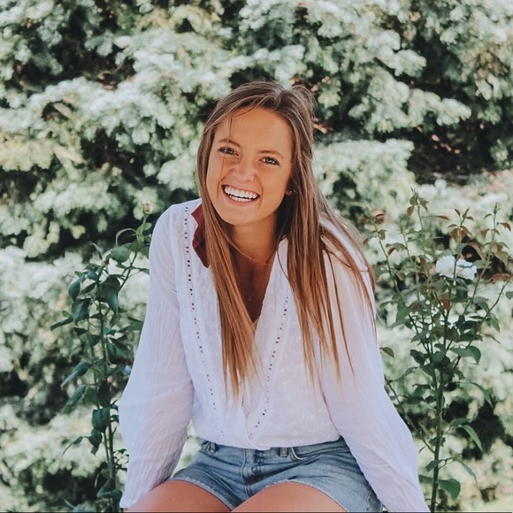 Profile Picture of Kylie Scherbarth (@kylienoel19) on Poshmark