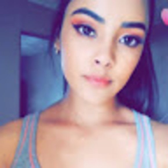 Profile Picture of Karinareyes Karinareyes (@karinareyesk) on Poshmark