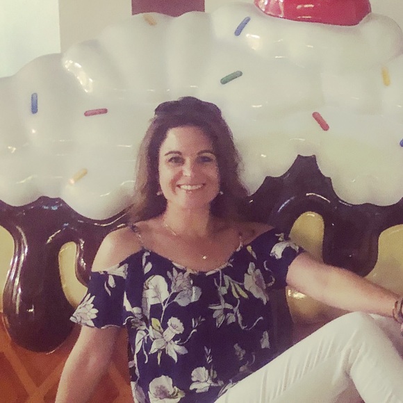 Profile Picture of Paula Bragg (@paula_bragg) on Poshmark