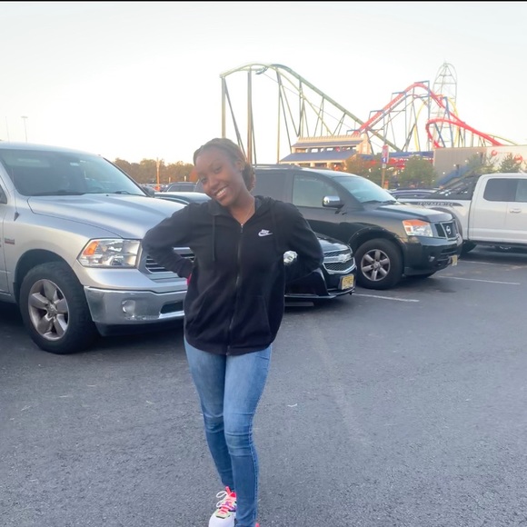 Profile Picture of Amber Starks (@starksamber) on Poshmark