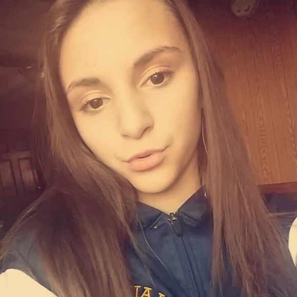 Profile Picture of Zoey Thede (@ehitszoey) on Poshmark