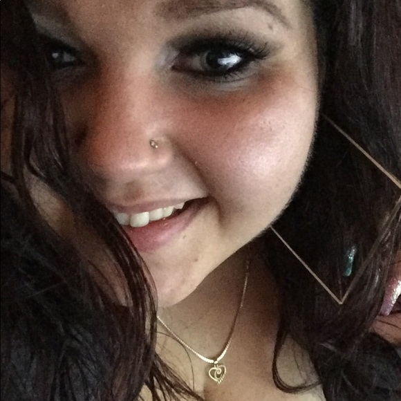 Profile Picture of Lisa Armstrong (@lboogiie) on Poshmark