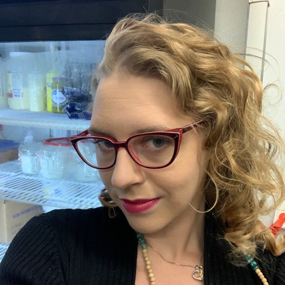 Profile Picture of Erica Vaillancourt (@jewlerydesk) on Poshmark