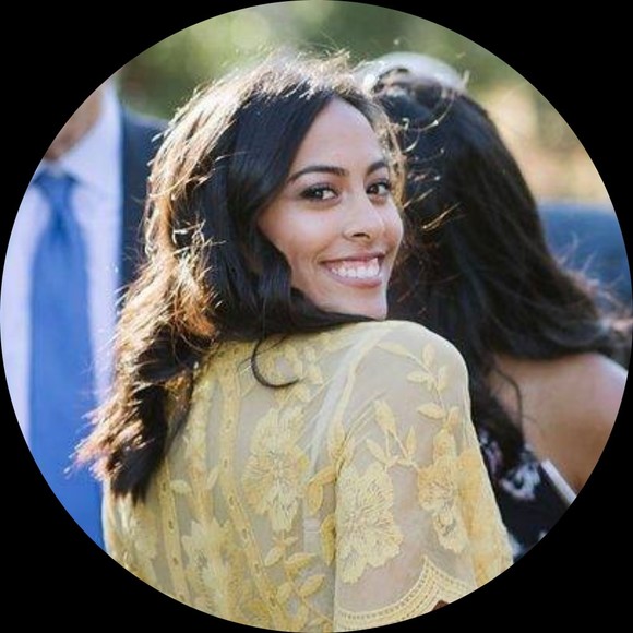 Profile Picture of Julia Alvarez (@lahulia) on Poshmark