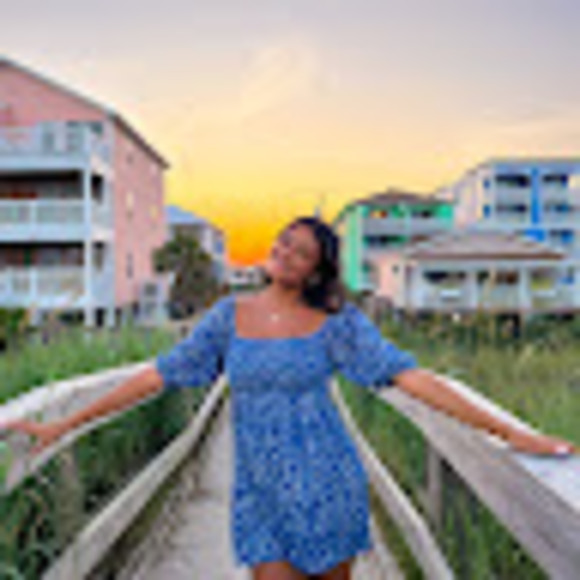 Profile Picture of Brianna Cheshire (@bscheshire) on Poshmark