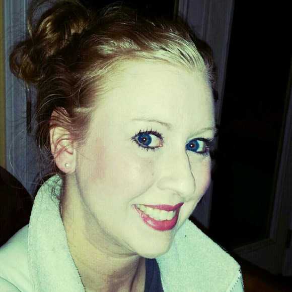 Profile Picture of Kelli Henderson (@kellimg2000) on Poshmark