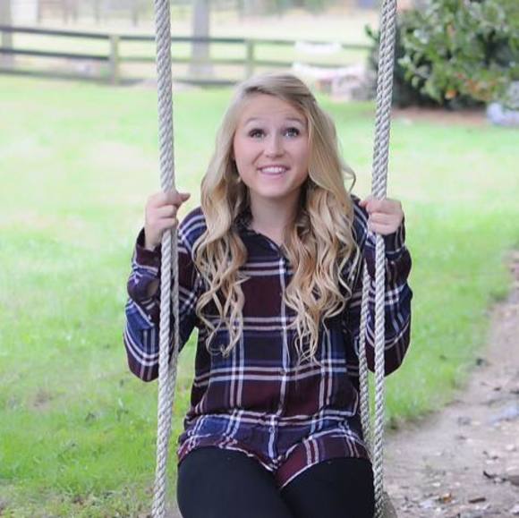 Profile Picture of Lauren Armpriester (@larmpriester44) on Poshmark