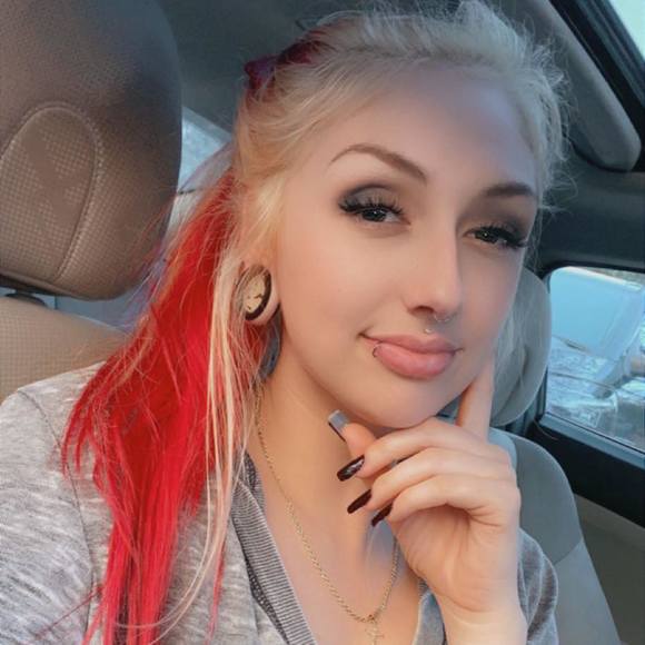 Profile Picture of Julia Pearce (@jepearce) on Poshmark