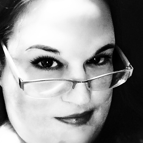 Profile Picture of Marci Bullington (@marcilovespink) on Poshmark