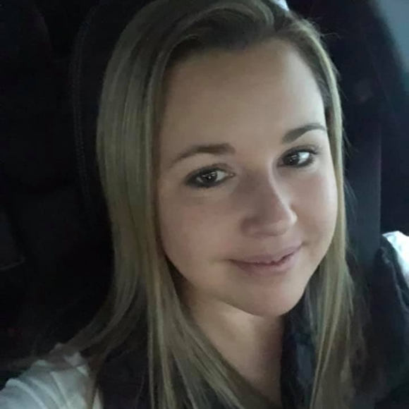 Profile Picture of Stephanie Mack (@stephaniemac606) on Poshmark