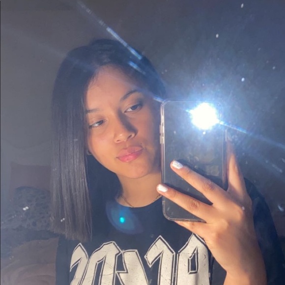 Profile Picture of Daniela Blanco (@danielabblanco) on Poshmark