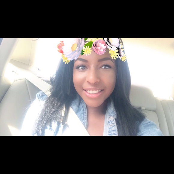 Profile Picture of Mikeala Green (@mikealag) on Poshmark